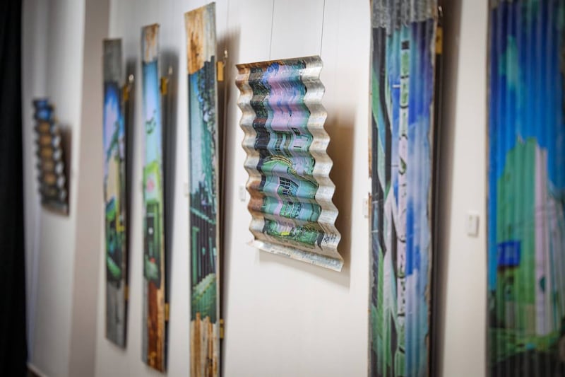 Inauguran moderna exposición con planchas de zinc en el Capitolio.