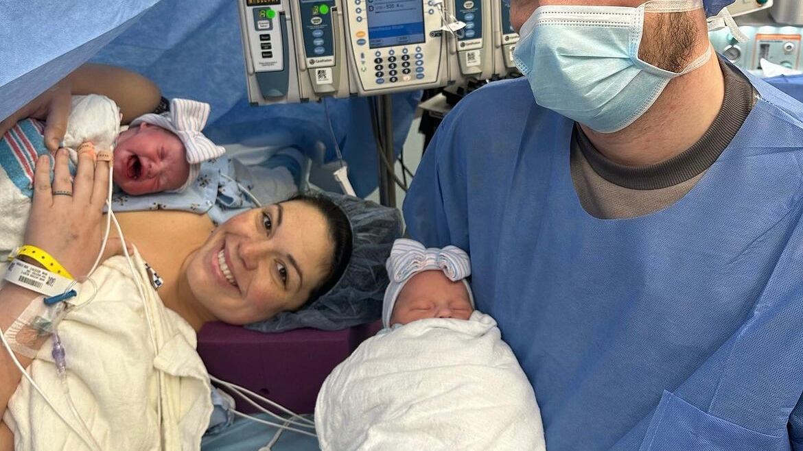 Mujer con útero doble da a luz a dos niñas