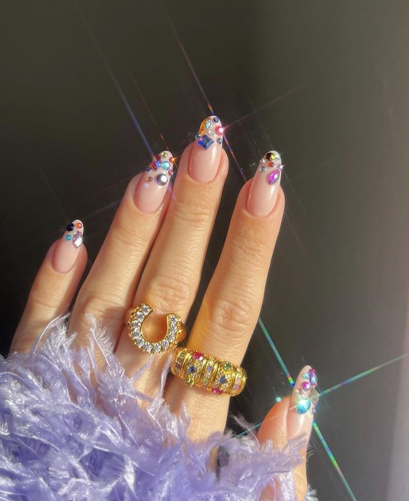 Las uñas ‘bedazzled’ son furor en los salones