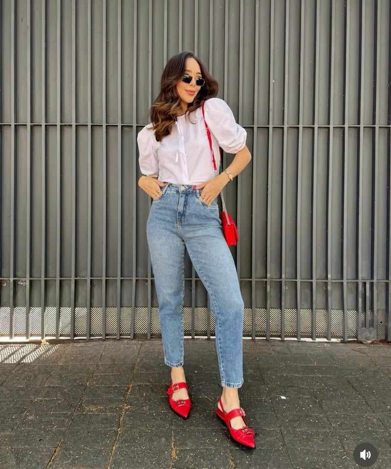 Jeans y zapatos rojos