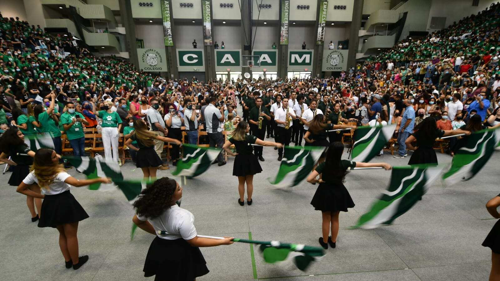 La Investidura Colegial tuvo lugar en el Coliseo Rafael A. Mangual del RUM, con la presencia de los estudiantes, sus familiares, así como los principales representantes y símbolos institucionales.