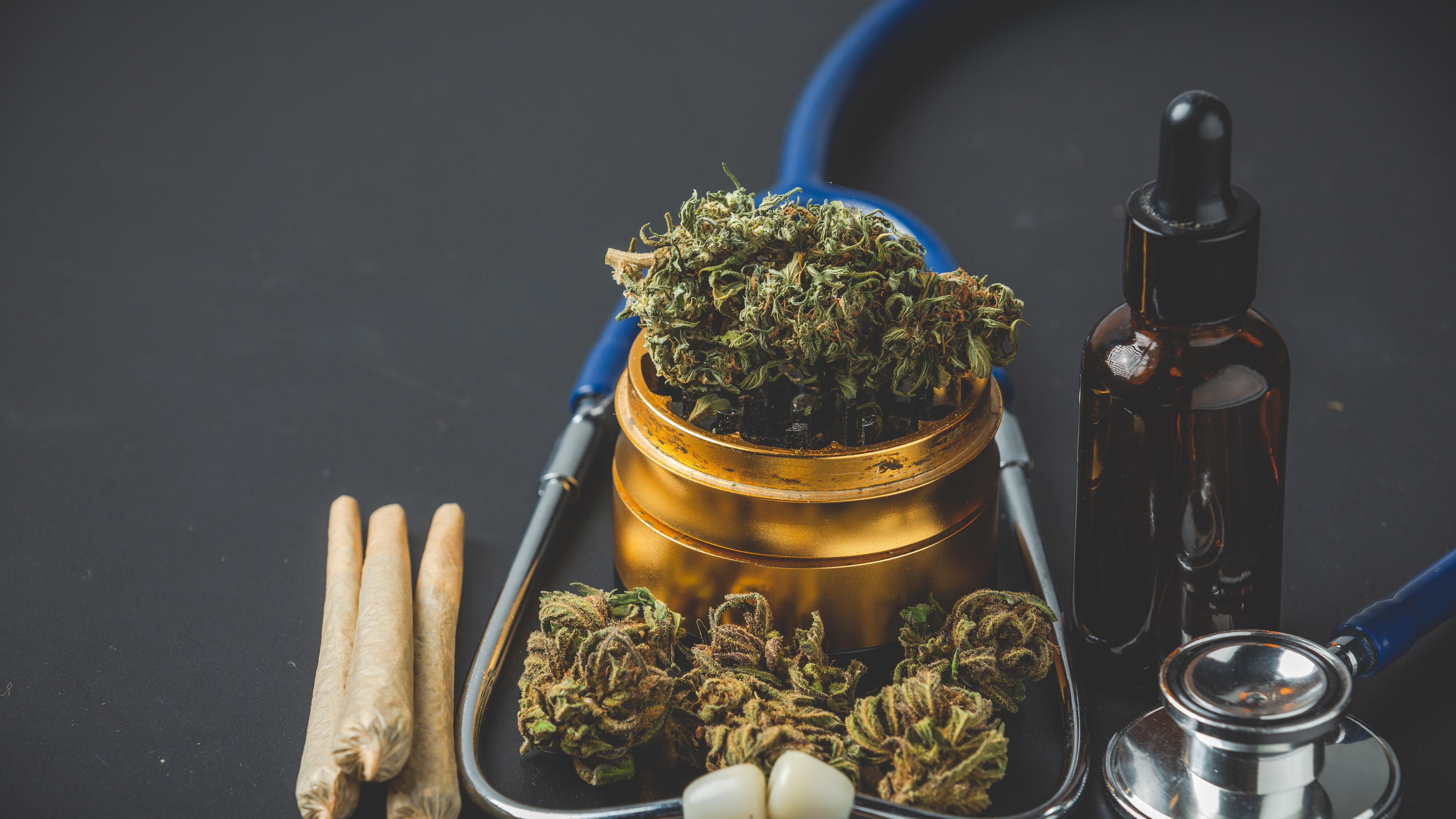 El debate alrededor del impacto que el cannabis y sus derivados tienen en la salud de las personas es muy amplio. Foto: Freepik.