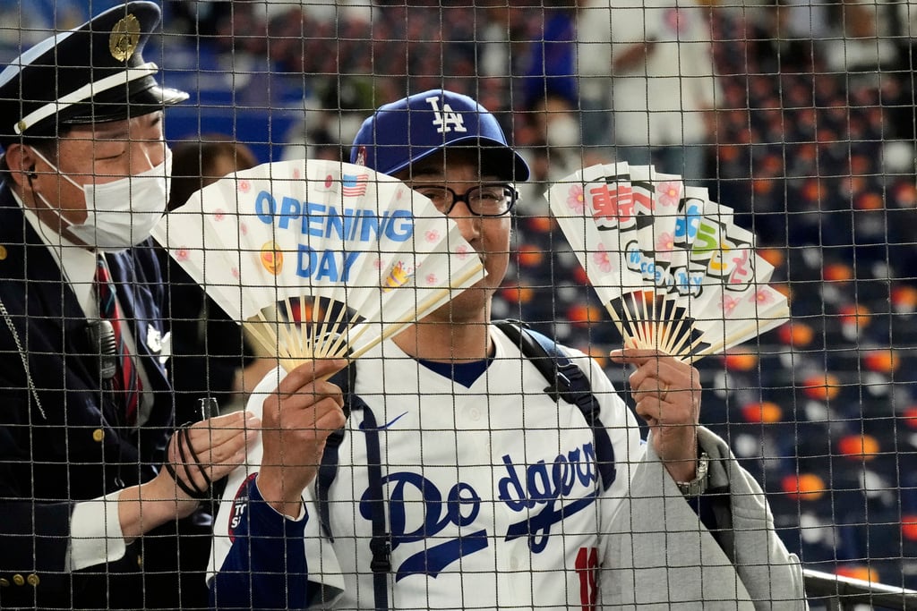 Un aficionado observa el calentamiento antes de un partido de béisbol de la Serie Mundial de Béisbol entre los Dodgers de Los Ángeles y los Cachorros de Chicago en Tokio, Japón, el martes 18 de marzo de 2025. (Foto AP/Eugene Hoshiko)