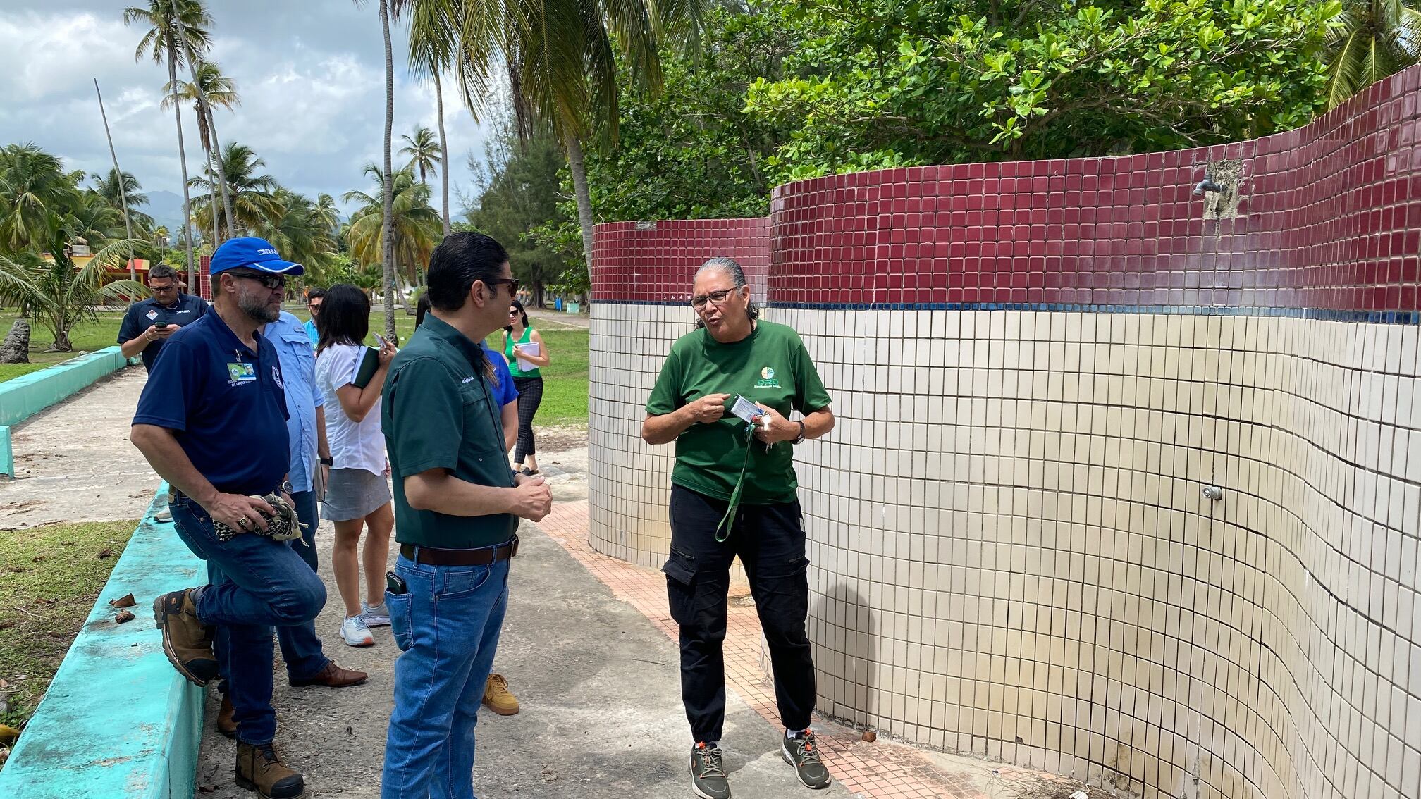 Área de las duchas en el balneario de Luquillo.