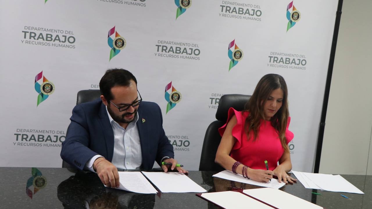 Gabriel Maldonado González, secretario del Departamento del Trabajo y la directora de la Oficina de Administración y Transformación de los Recursos Humanos (OATRH), Zahira A. Maldonado Molina