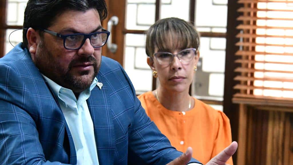 El secretario de Salud, Carlos Mellado López, y la directora ejecutiva de ASES, Edna Marín Ramos hablan sobre la población sin seguro médico en Puerto Rico.