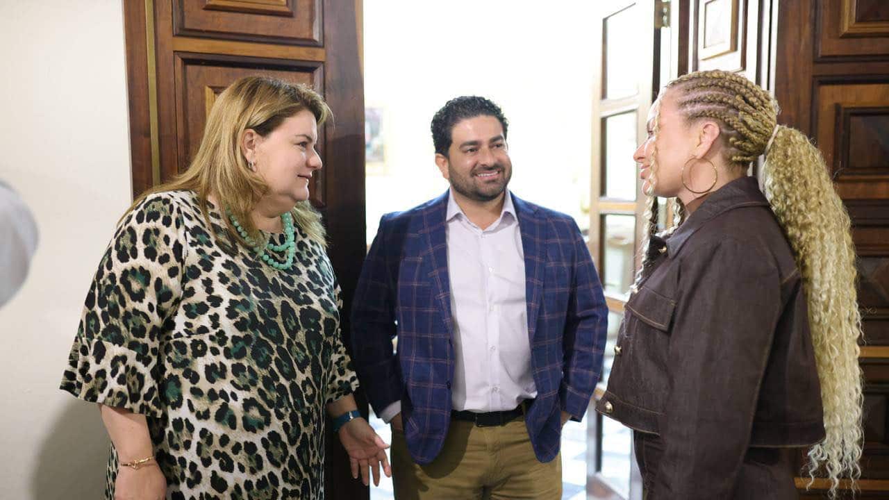 La animadora junto a la gobernadora Jenniffer González y el primer caballero José "Yovín" Vargas.