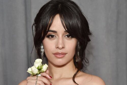 Los artistas usan rosas blancas como apoyo al movimiento contra los abusos sexuales