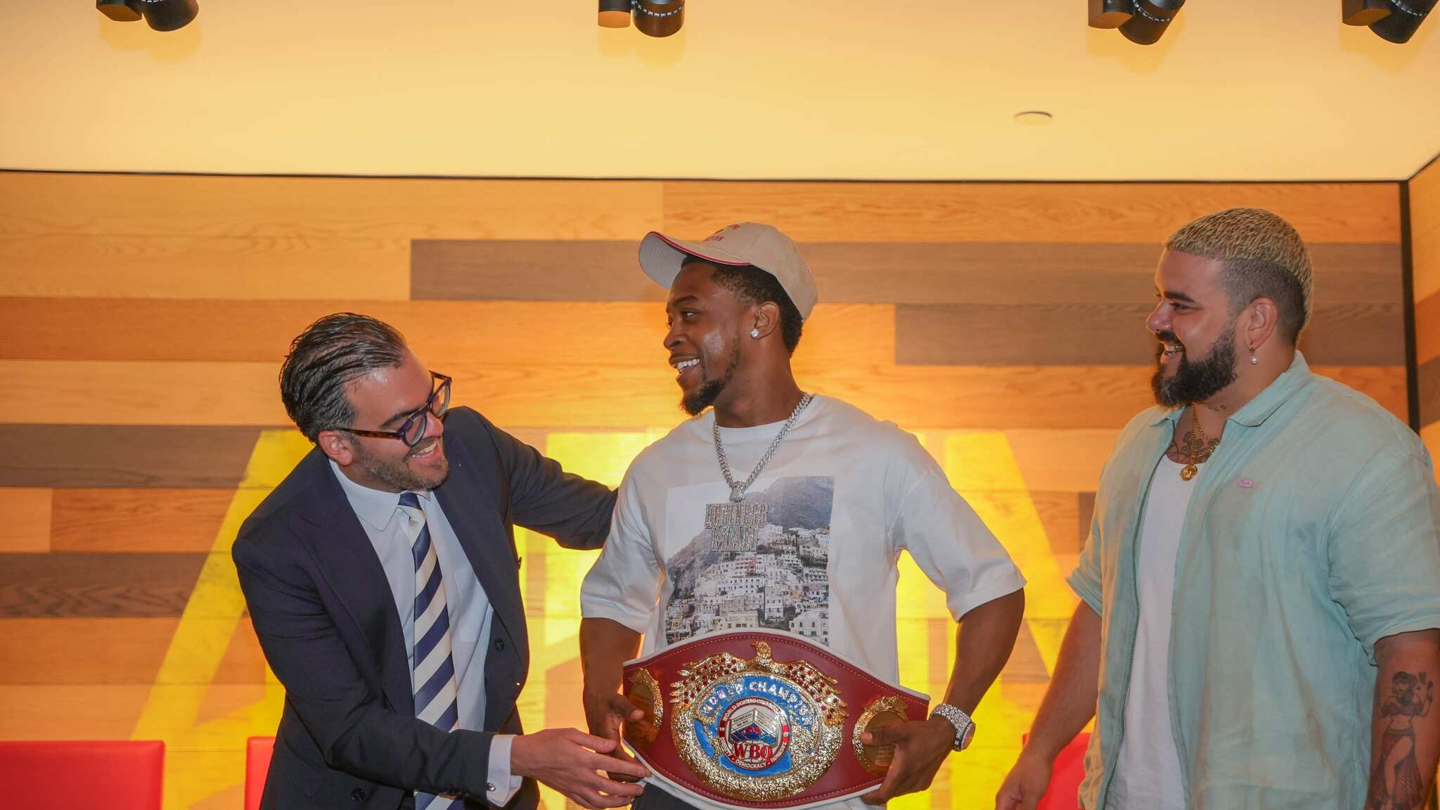 La OMB entrega título mundial al campeón peso ligero Keyshawn Davis