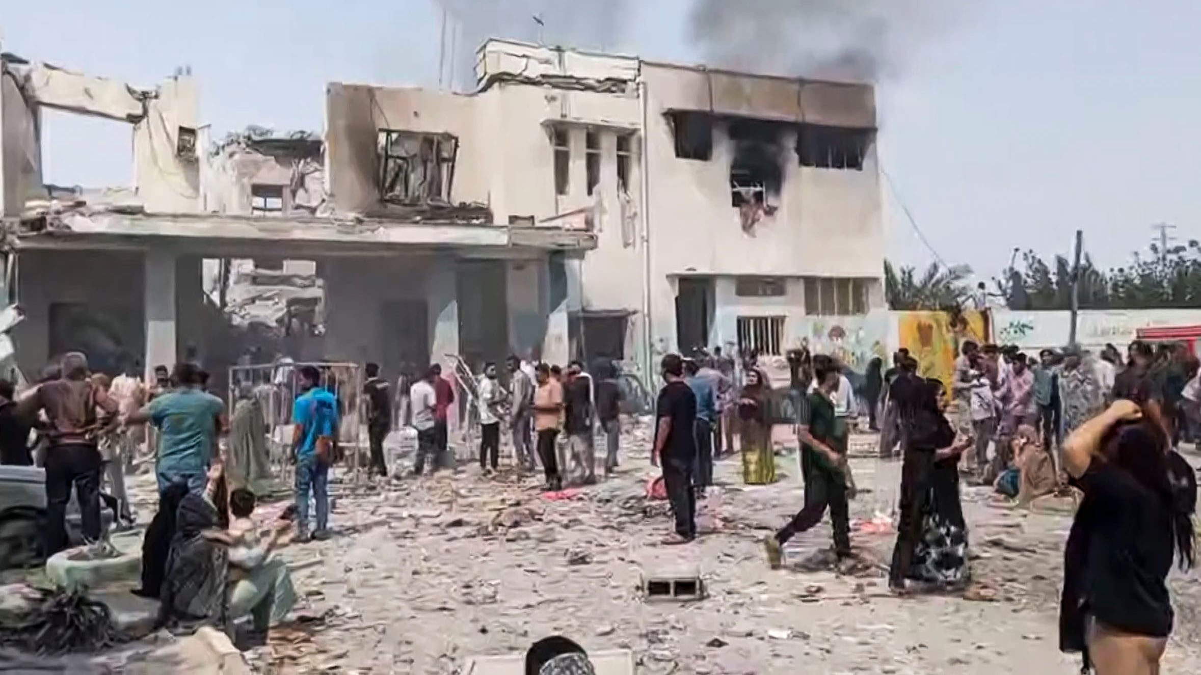 MINAB (IRÁN), 28/02/2026.- Captura del video de los momentos posteriores al bombardeo en la ciudad de Minab (Irán). El número de niñas muertas en un ataque israelí contra una escuela de primaria en la ciudad sureña iraní de Minab ha ascendido mientras otras estudiantes han resultado heridas, informó la gobernación de la provincia de Hormozgan. EFE/MEHR -SOLO USO EDITORIAL/SOLO DISPONIBLE PARA ILUSTRAR LA NOTICIA QUE ACOMPAÑA (CRÉDITO OBLIGATORIO)- PROHIBIDO SU USO EN IRÁN. NO Access Israel Media/Persian Language TV Stations Outside Iran/Strictly No Access BBC Persian/VOA Persian/Manoto-1 TV/Iran International