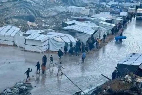 Tormenta polar deja a la intemperie a más de 27,000 familias desplazadas en Gaza
