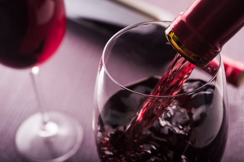 El consumo moderado de vino tinto podrían beneficiar el corazón y la flora intestinal 