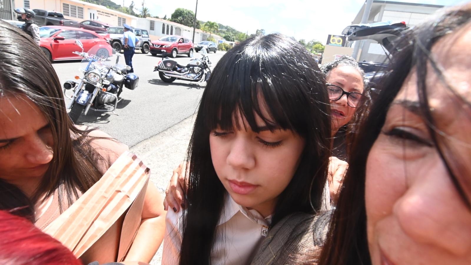 La coacusada por el asesinato de Gabriela Nicole Pratts Rosario acudió a una vista en Aibonito en medio de alta atención pública