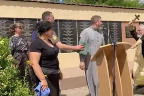 La guerra se traslada a la iglesia: cura ucraniano fue golpeado con un crucifijo por un sacerdote ruso