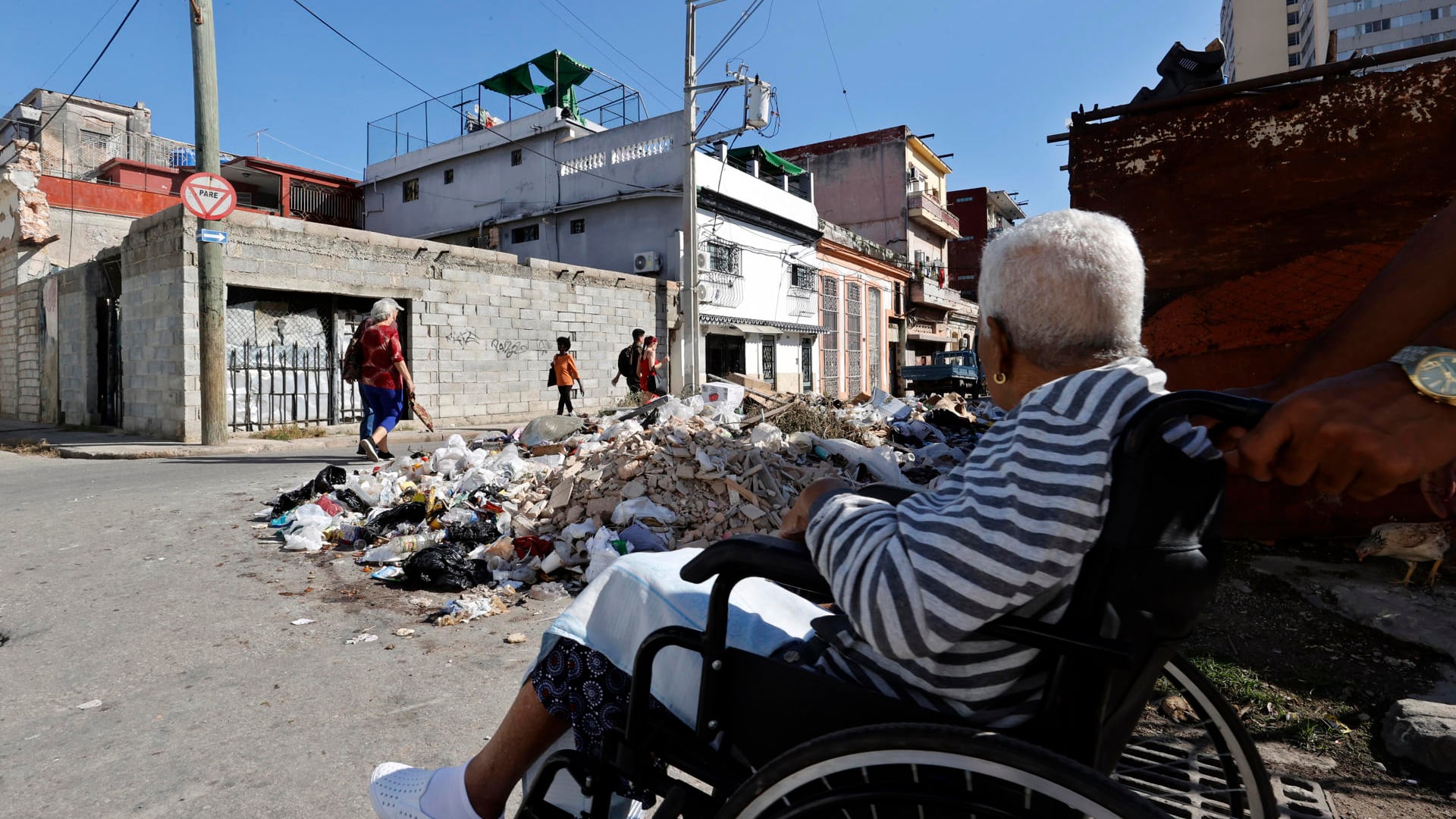 La basura rebosa las calles en Cuba por la falta de gasolina: "Todos los días está peor"