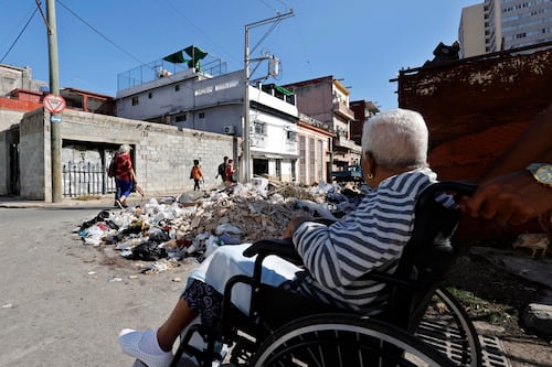 “Todos los días está peor”: La basura se desborda en las calles en Cuba por la falta de gasolina