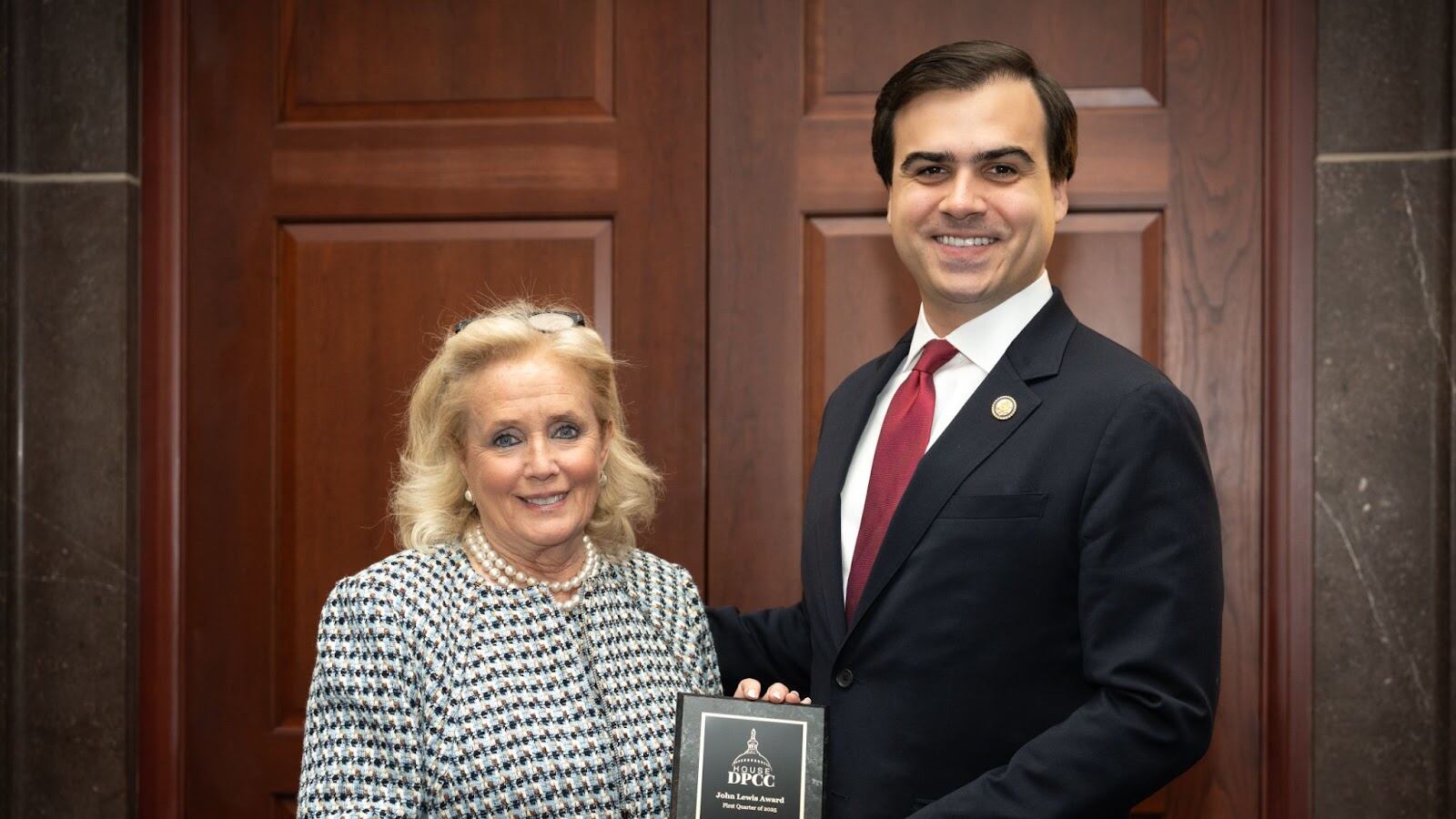 La congresista Debbie Dingell y el comisionado residente de Puerto Rico, Pablo José Hernández.