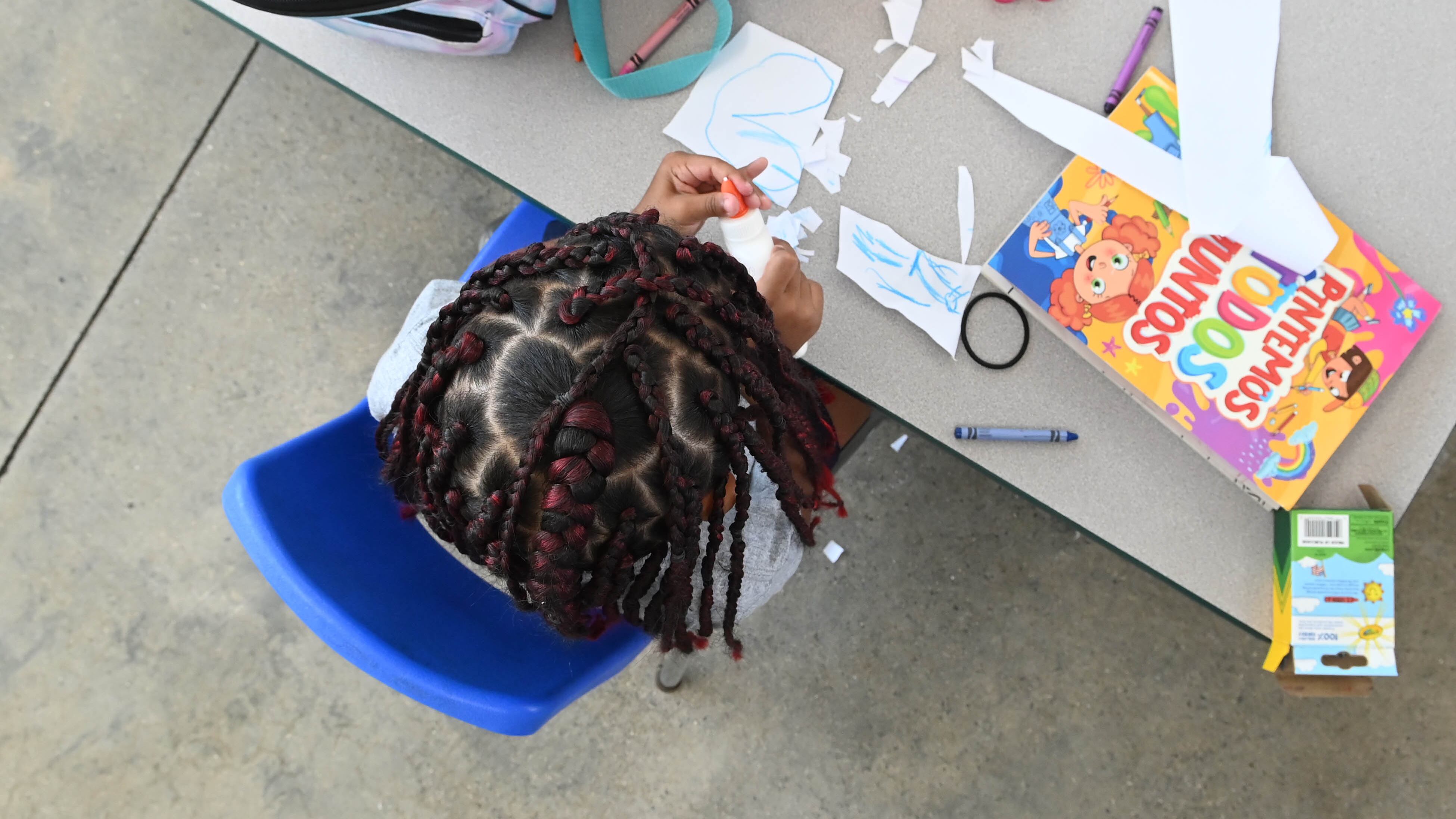 Fotografía de estudiante en escritorio.