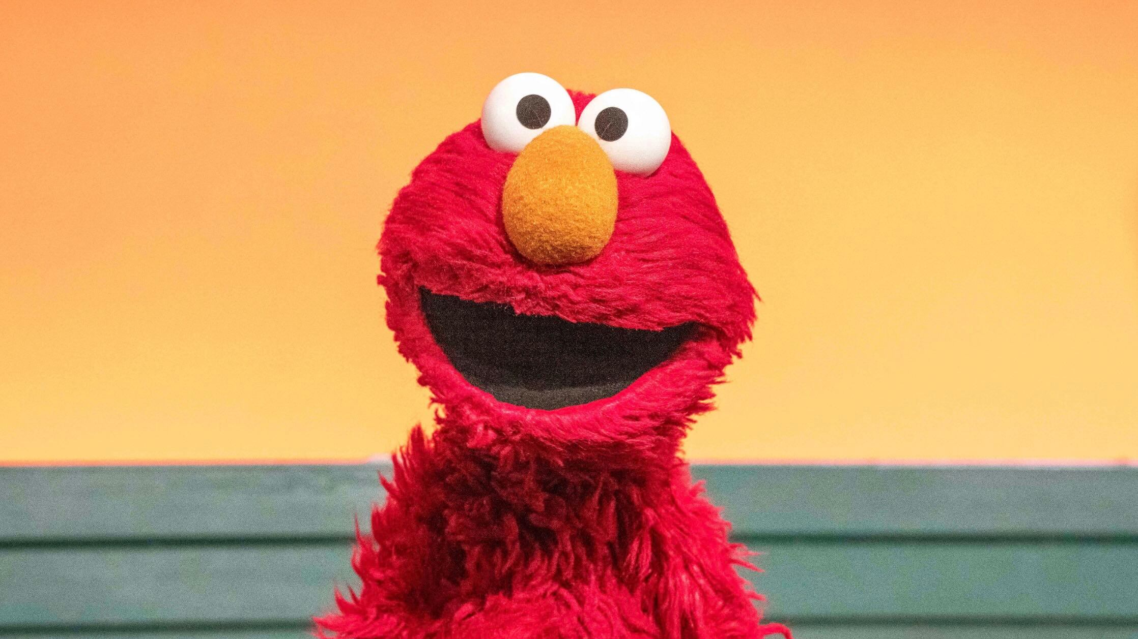 Elmo, personaje de Sesame Street, cuya cuenta en X fue comprometida por un hacker que publicó mensajes ofensivos durante el fin de semana.
