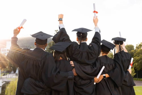 Según estudio, un 51% de los jóvenes de la Generación Z cree que su título universitario fue una “pérdida de dinero”