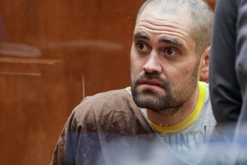 Hijo del director Rob Reiner se declara no culpable de asesinar a sus padres