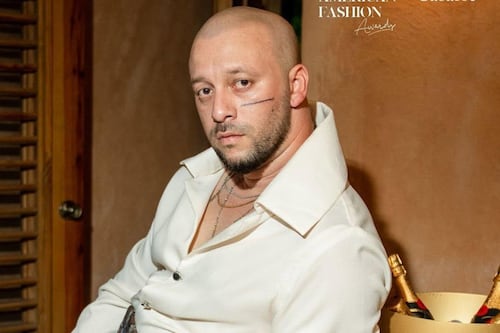 Influencer boricua desafía las normas de la moda masculina en los Latin American Fashion Awards