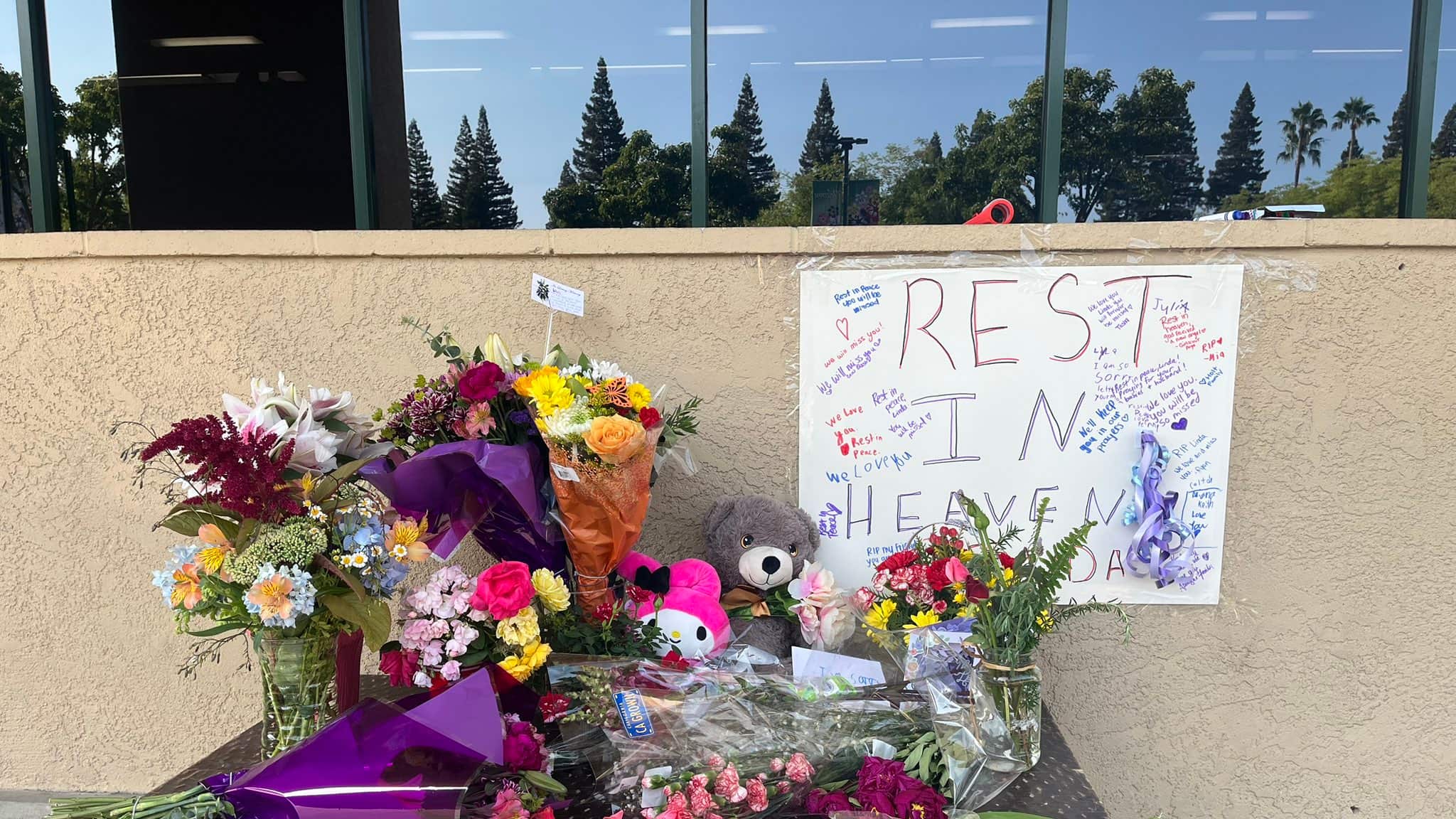 Mujer muere aplastada por su propio auto en un estacionamiento en California - Fuente: Fotografía de @PeytonKCRA