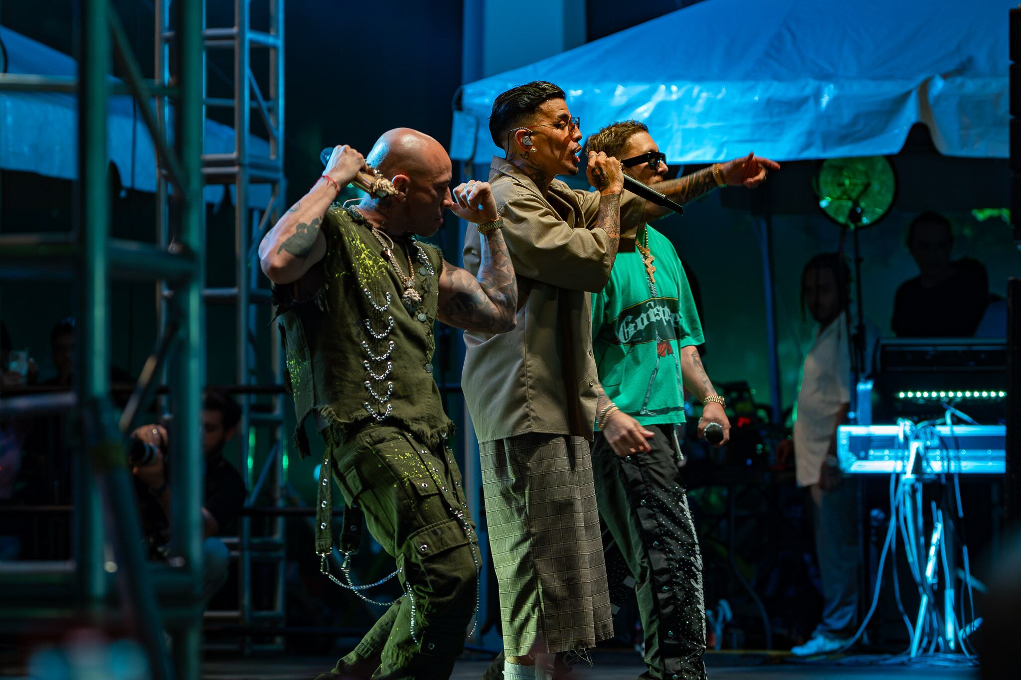 Alexis y Fido con Rauw Alejandro en la Plaza del Quinto Centenario del Viejo San Juan.