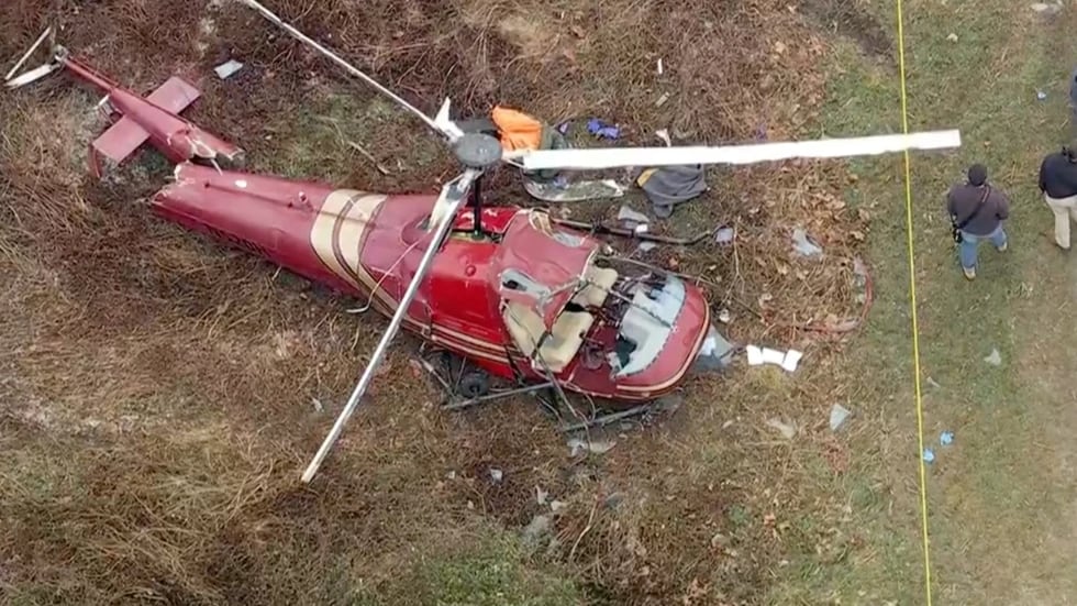 Las autoridades examinan el lugar tras el choque de dos helicópteros en Hammonton, Nueva Jersey, el domingo 28 de diciembre de 2025. (WPVI-TV/6ABC vía AP