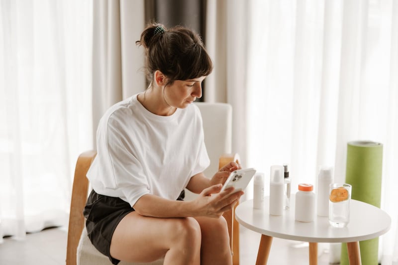 Innovación tecnológica y experiencias inmersivas revolucionan las compras de belleza en línea