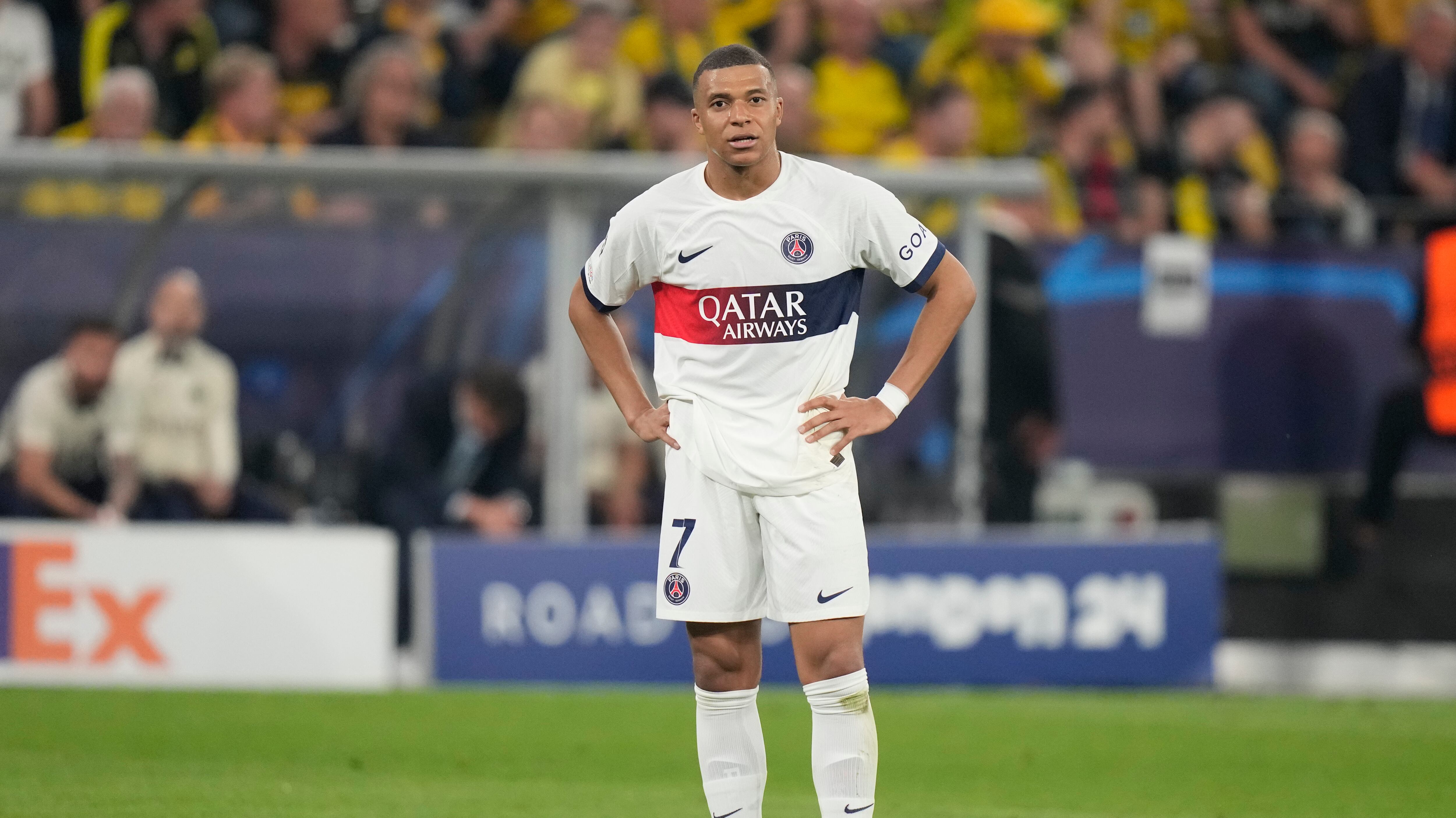 En foto del primero de mayo del 2024, Kylian Mbappe del Paris Saint-Germain reacciona en el duelo de ida de las semifinales de la Liga de Campeones ante el Borussia Dortmund. El viernes 10 de mayo del 2024, Mbappe oficializa su partida del PSG. (AP Foto/Matthias Schrader)