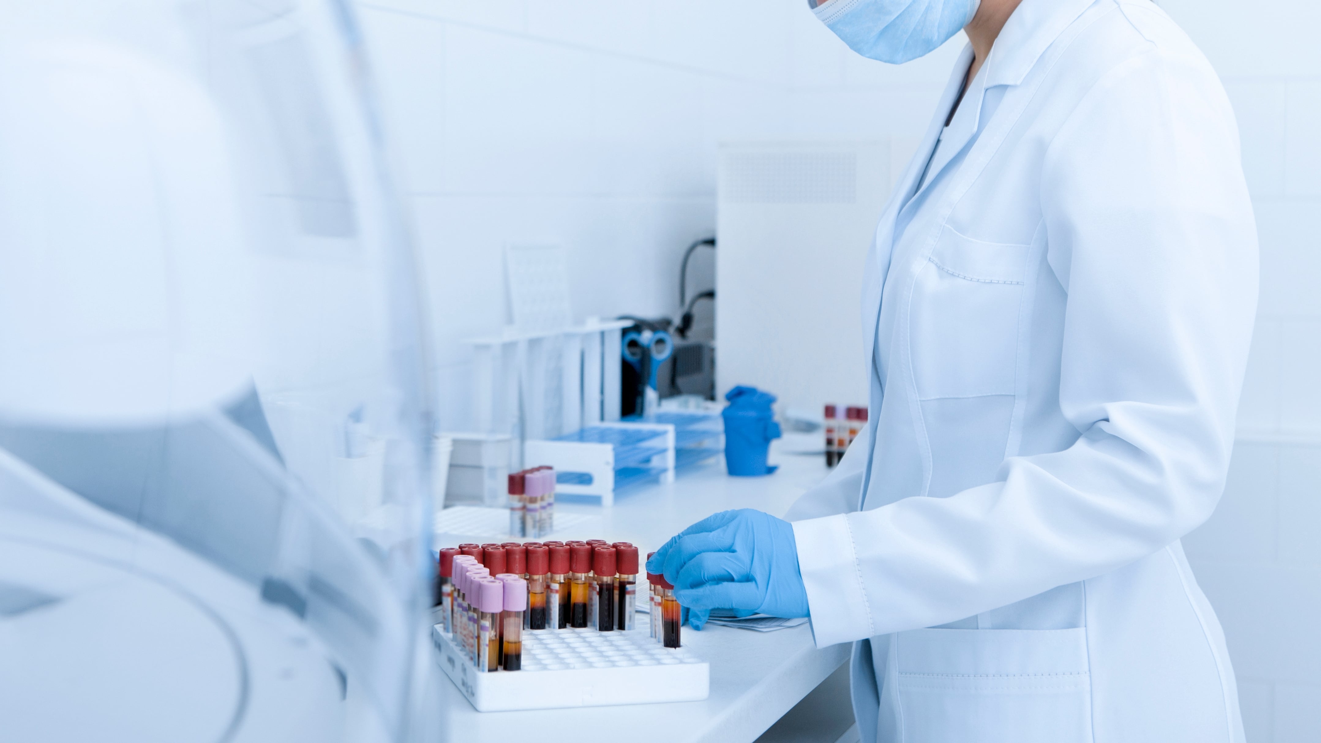 Mujer recolectando muestras de sangre para realizar pruebas sobre diferentes enfermedades, laboratorio moderno