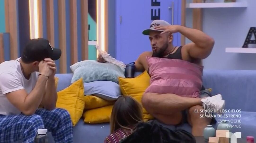 Juan Rivera habla con Aristeo y Nicole sobre la muerte de Jenni Rivera.