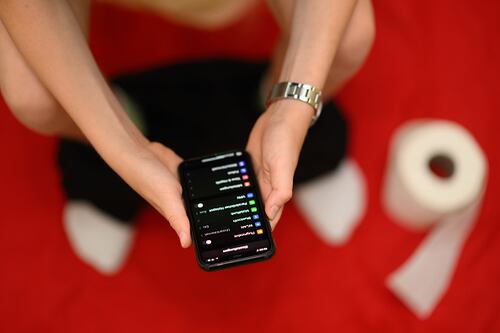 Mira los riesgos de estar más de 10 minutos en el inodoro viendo pantalla