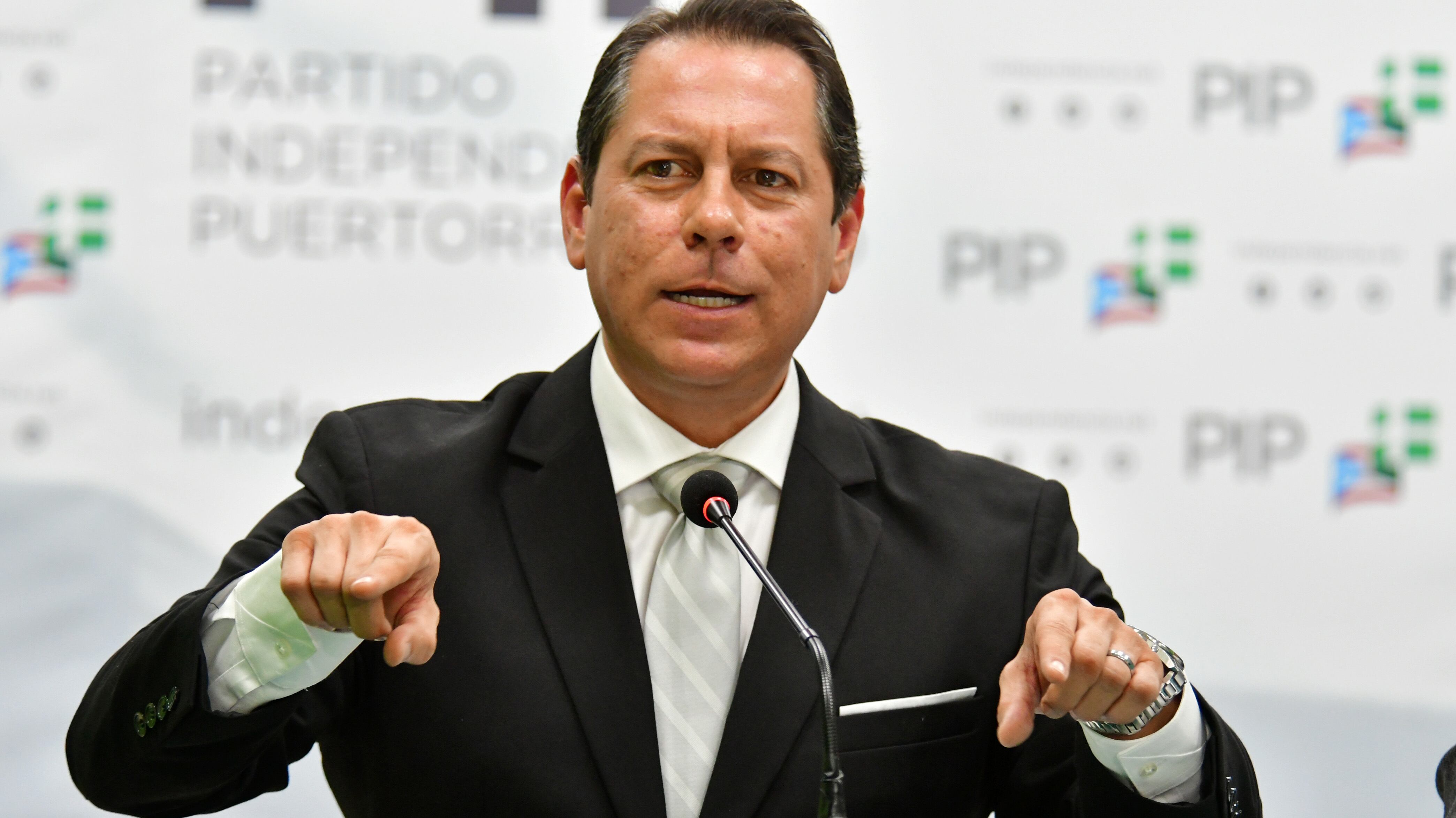 Juan Dalmau, presenta la propuesta para trabajar el problema del estatus