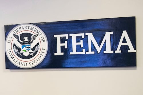 Renuncia el controvertible director de FEMA