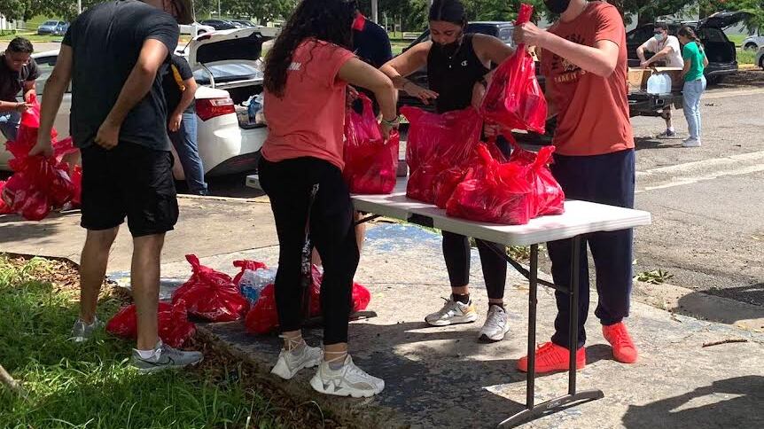 Estudiantes del RU reciben compras tras paso de Fiona.