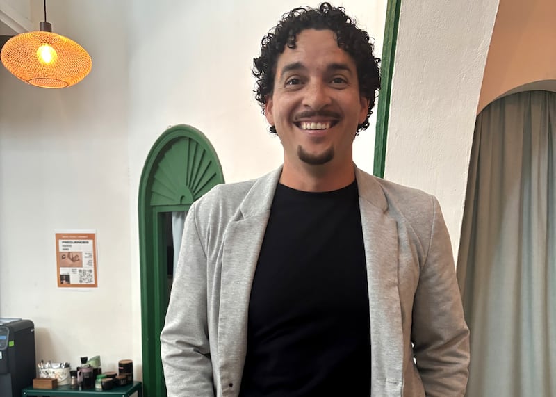 El demógrafo puertorriqueño Amílcar Matos Moreno ha estudiado durante años el impacto de la migración en las familias puertorriqueñas con adultos mayores que requieren cuidado.

Foto por Vanesa Baerga | Centro de Periodismo Investigativo