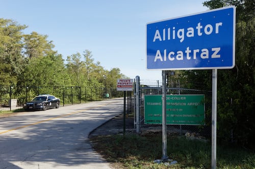 Amnistía Internacional denuncia “violaciones de derechos humanos” en centros de detención de migrantes en Florida