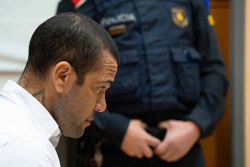 Alves paga fianza millonaria y seguirá proceso de apelación de su sentencia fuera de prisión