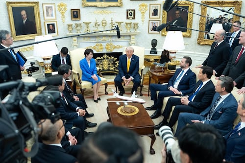 Trump bromea sobre Pearl Harbor en reunión con primera ministra de Japón