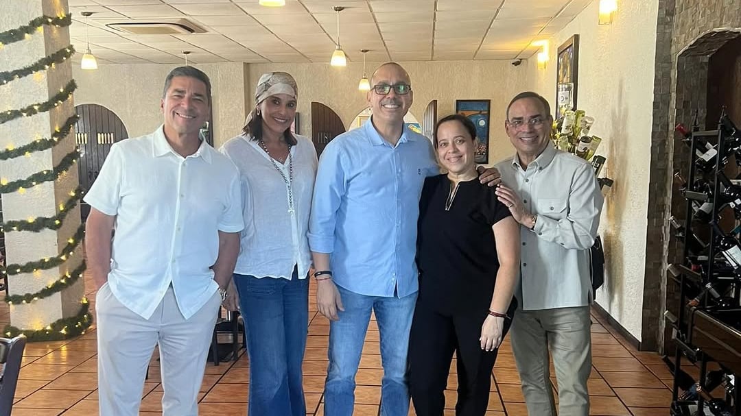 Alex Delgado junto a varias figuras del mundo del entretenimiento que lo acompañaron a una misa en Ponce.