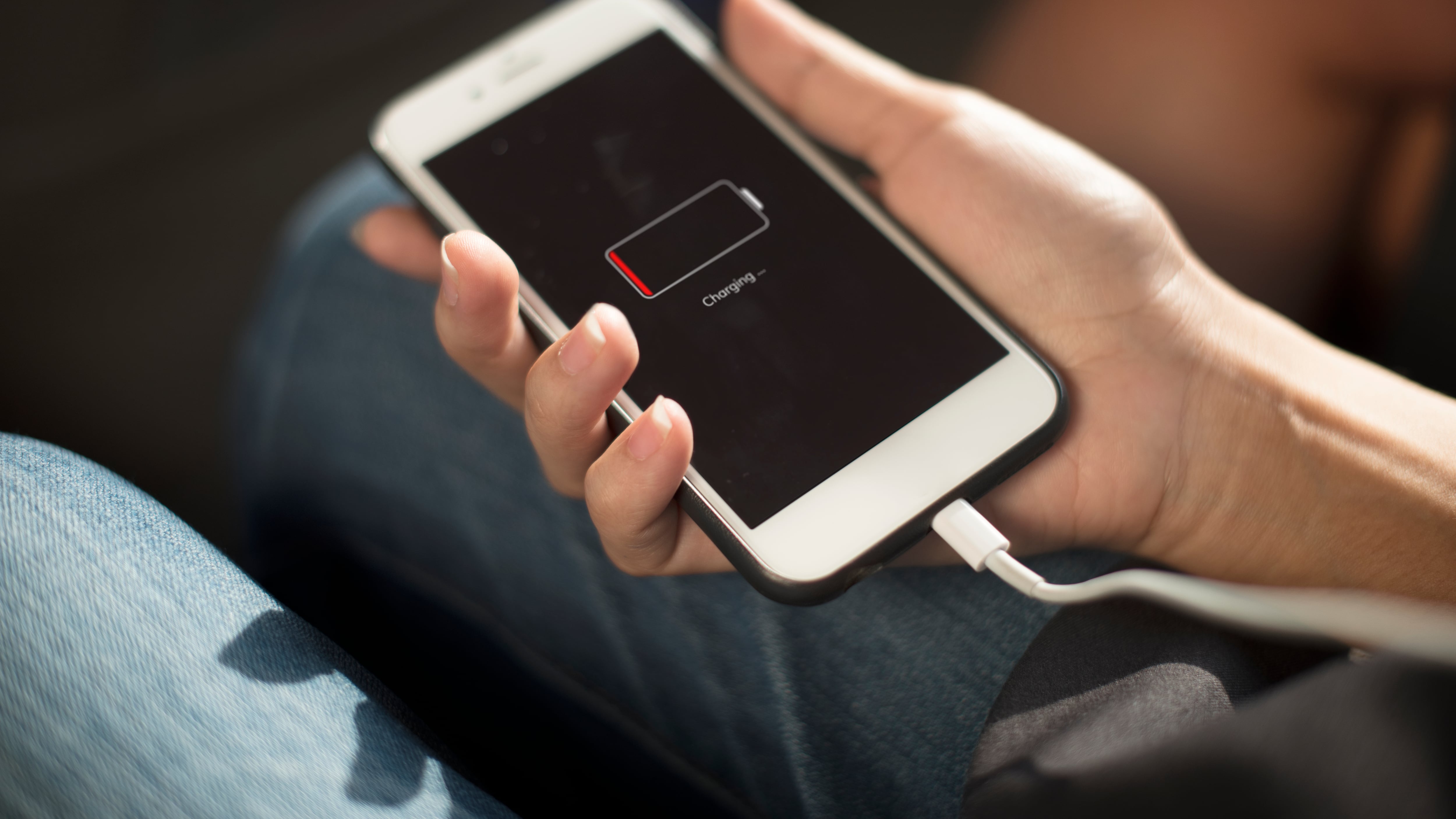 Para lograr que tu teléfono celular consuma menos batería, es importante identificar los factores que afectan su duración y realizar ajustes que optimicen su rendimiento. Foto: Magnific.