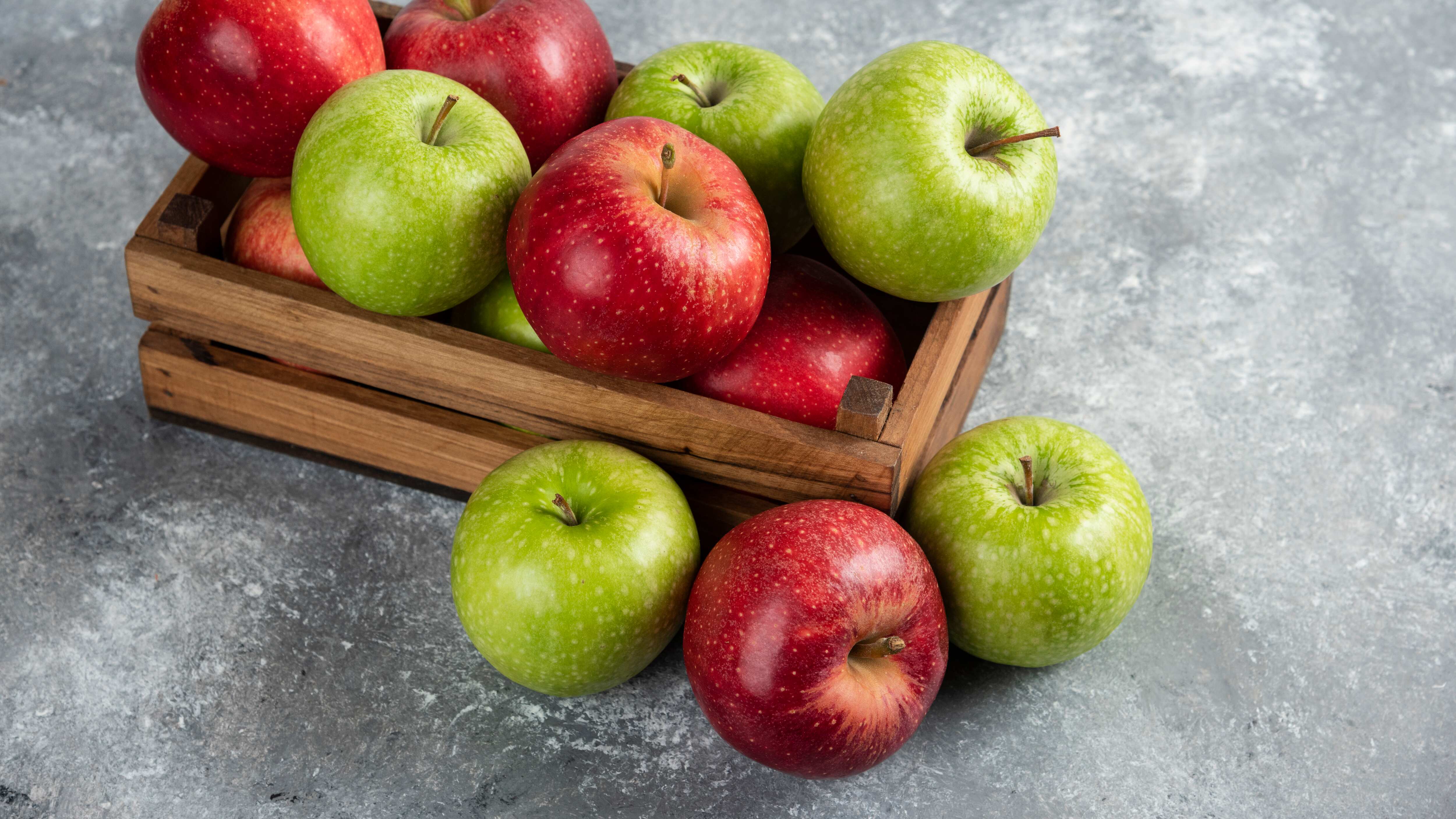 La manzana es una de las frutas más completas y saludables que se conocen, gracias a su contenido en hidratos de carbono, fibra, vitaminas y potasio. Foto: Freepik.