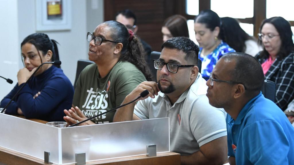 Empleados de farmacéuticas denuncian condiciones laborales.