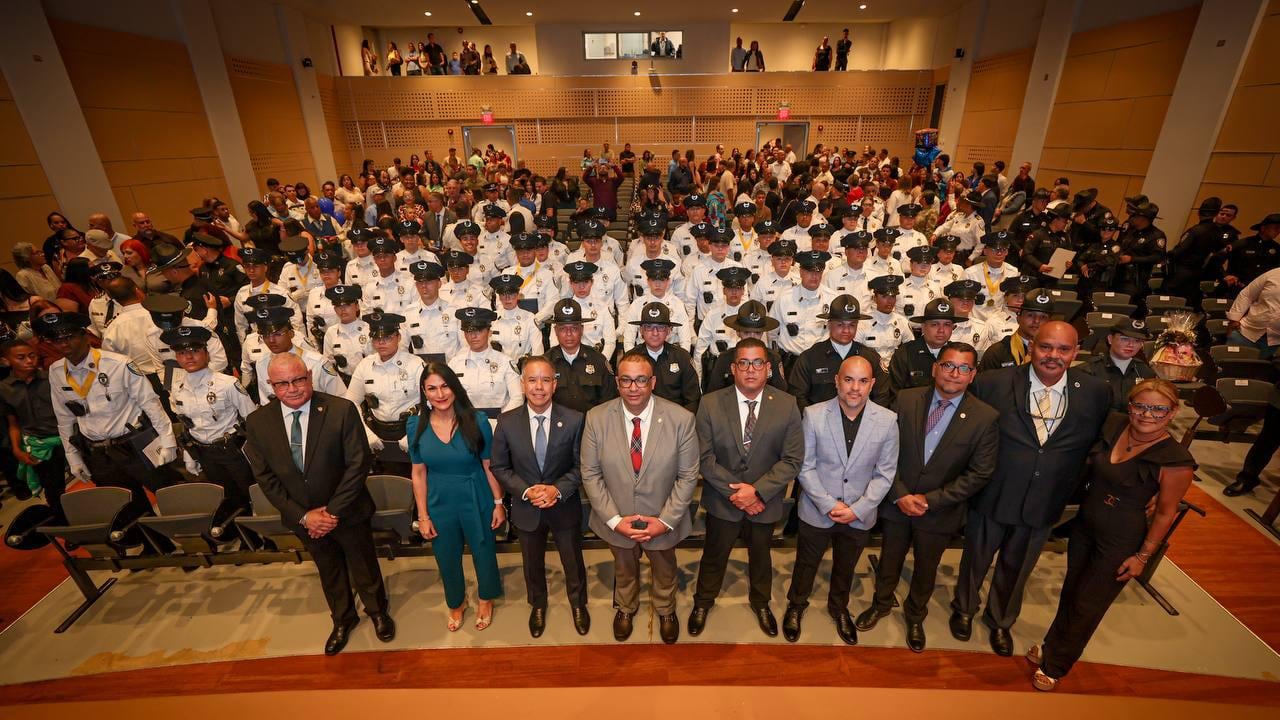 Graduación de nuevos cadetes municipales.