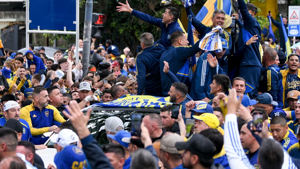 El vicepresidente de Boca Juniors Juan Román Riquelme saluda a los aficionados del club cerca del estadio La Bombonera en una manifestación en apoyo al exfutbolista, el domingo 3 de diciembre de 2023, en Buenos Aires. (AP Foto/Gustavo Garello)