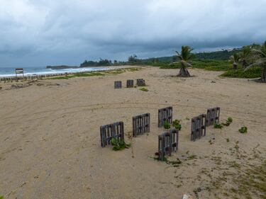 2023 11 21  ISABELA    Tomas aereas de las dunas de arena en areas del  litoral costero en Isabela .  En la foto :  modulos de paletas con el proposito de reestablecer areas de dunas   .   Para Centro de Periodismo Investigativo   © Jorge A Ramirez Portela