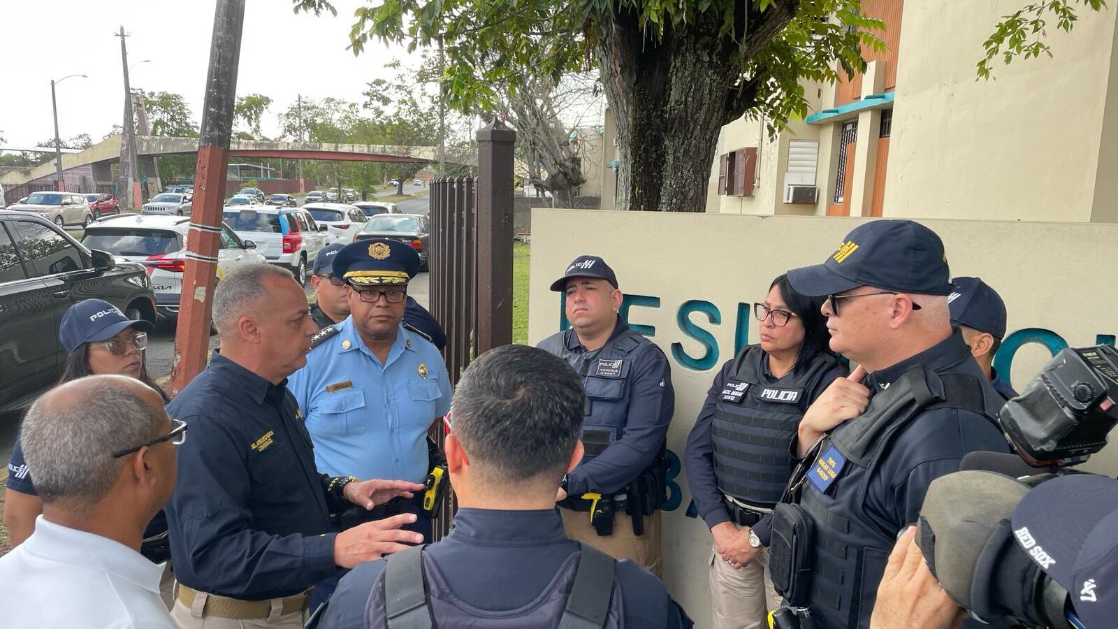 Policía se mantiene en el residencial Sabana Abajo en Carolina.