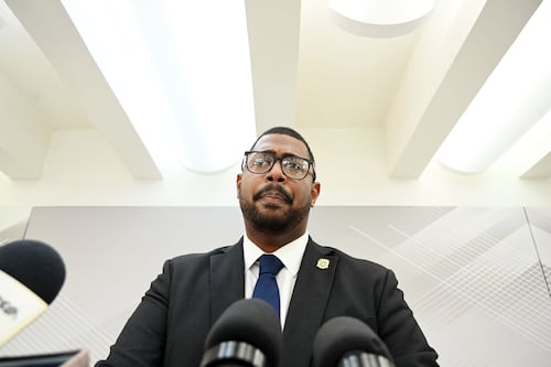 Gobierno alega cheque de alivio contributivo sigue dentro del calendario previsto